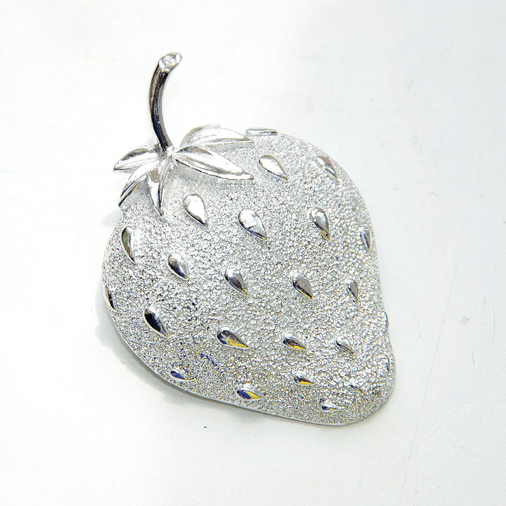 vintage Sarah Coventry strawberry pin silver fruit